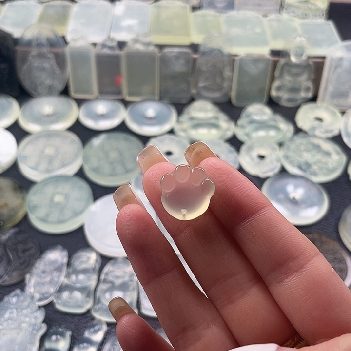 岫玉未镶嵌颈饰猫爪