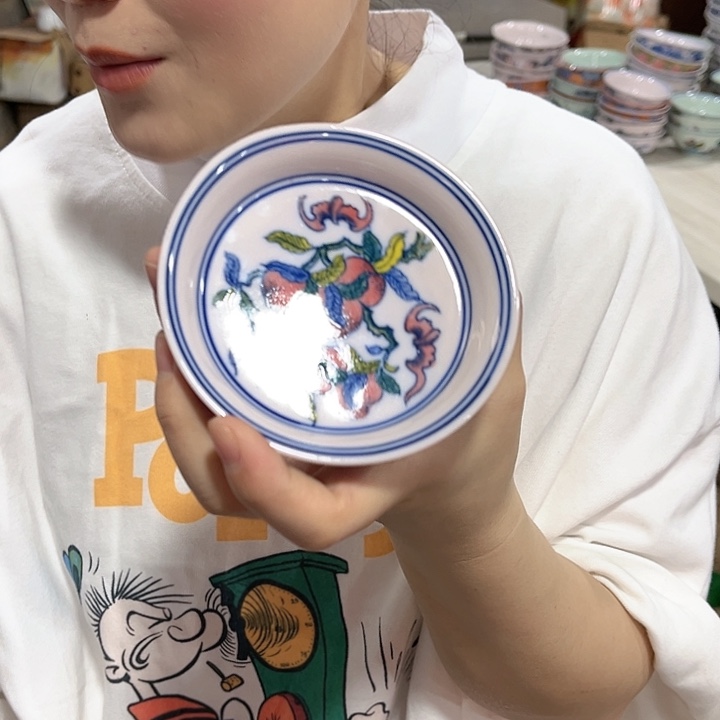 瓷片//////直径10厘米。红。