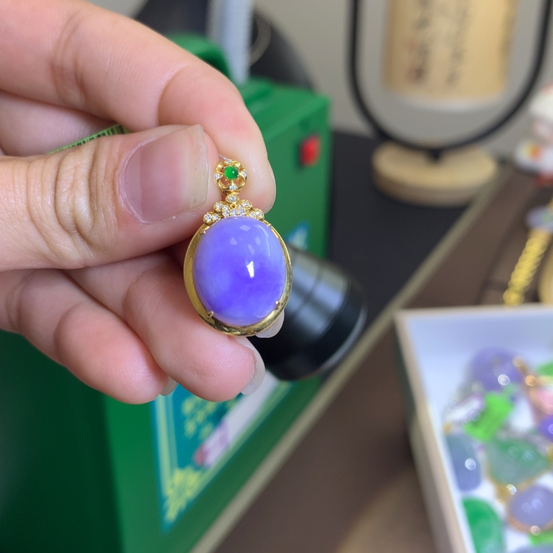 翡翠颈饰18K金镶嵌就**吧翡翠