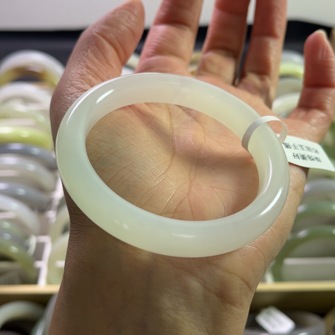 和田玉手镯56圈口未镶嵌