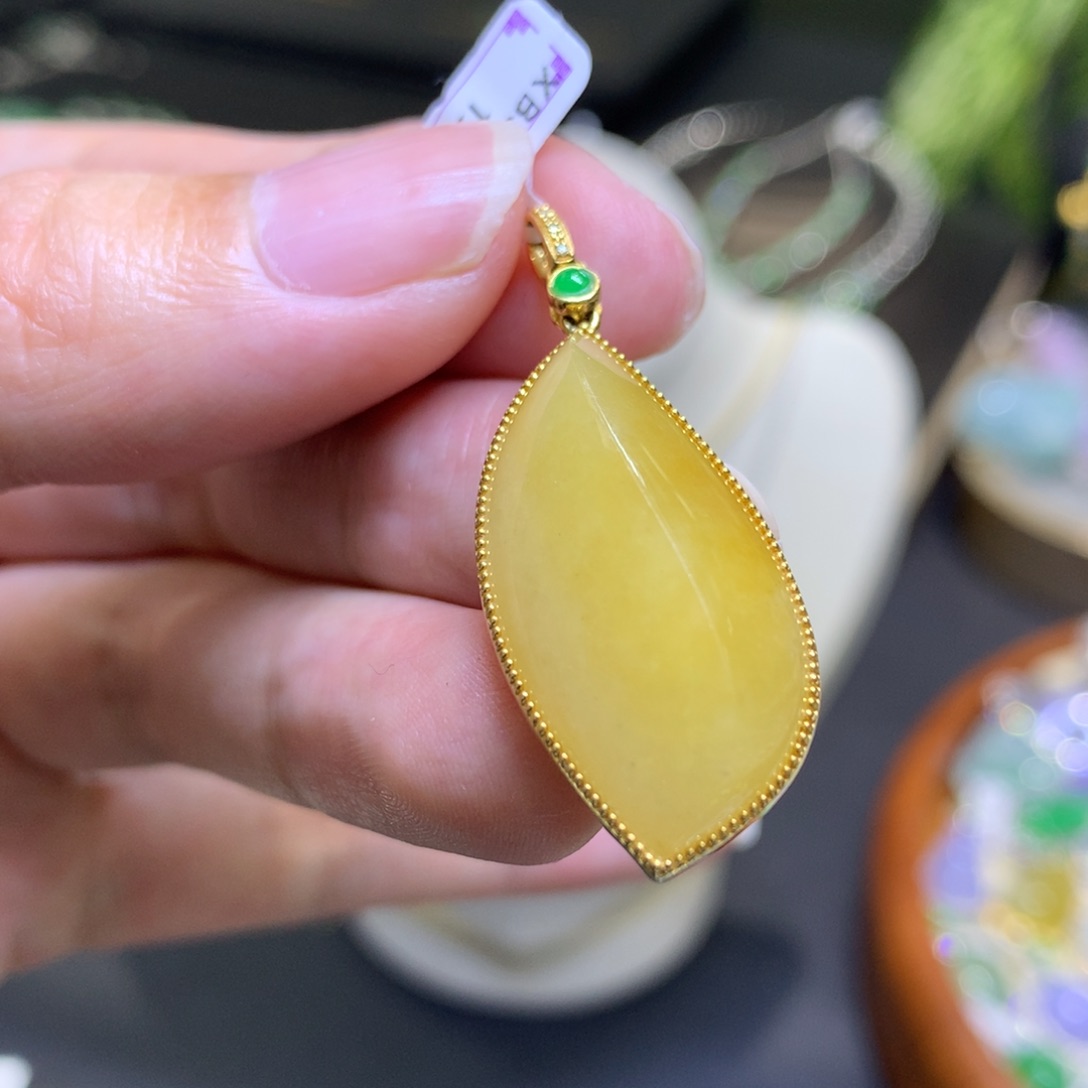 颈饰18K金镶嵌翡翠