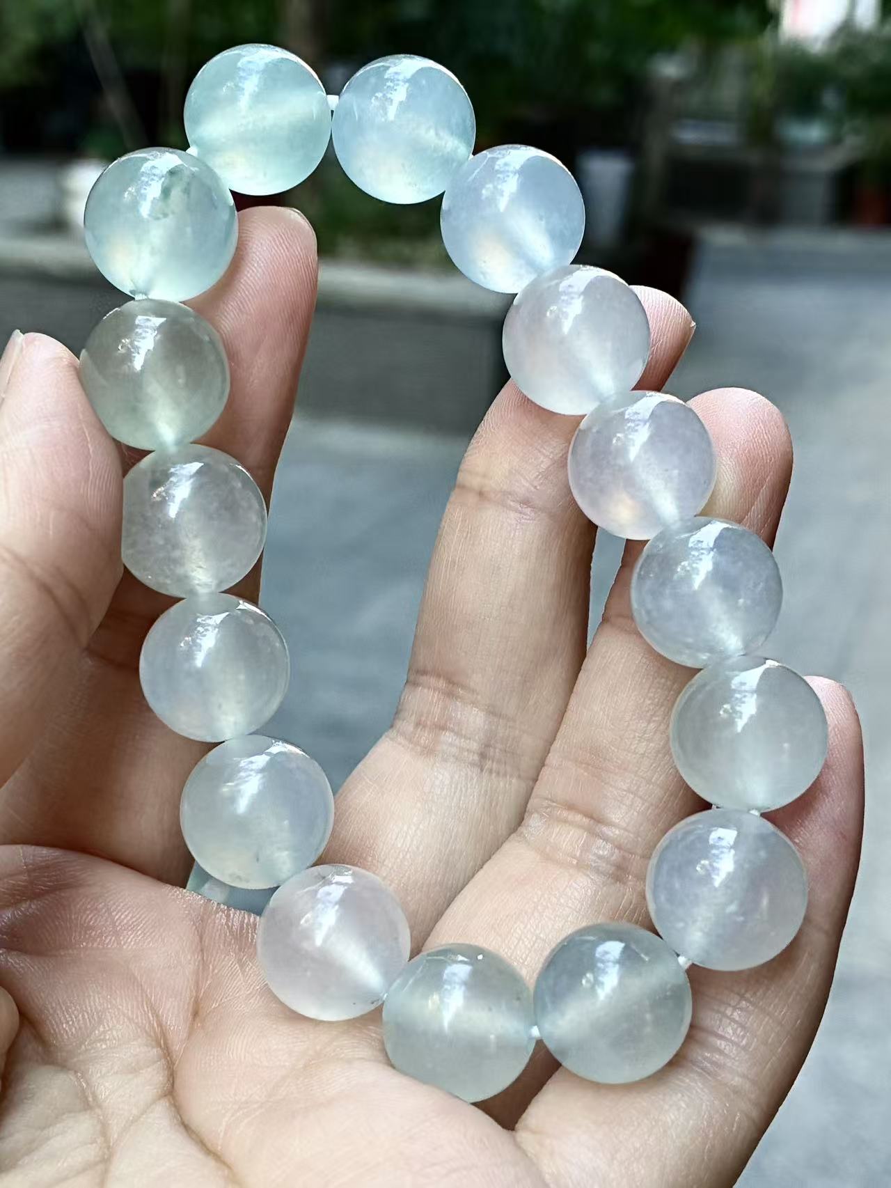 天然a货缅甸翡翠自然光尺寸16粒最大卡13.3最小卡12.8，高冰手串