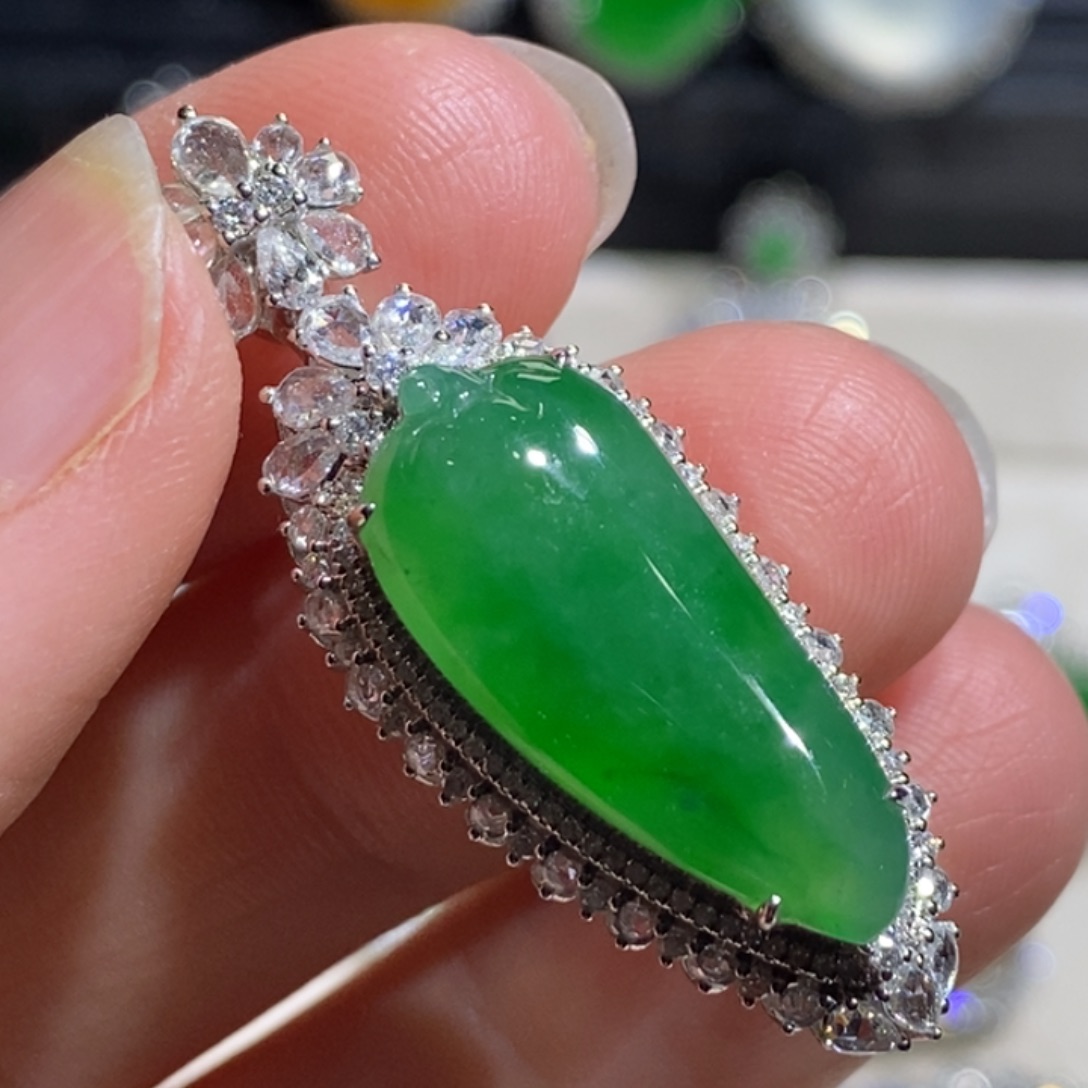 翡翠18K金镶嵌颈饰瓜