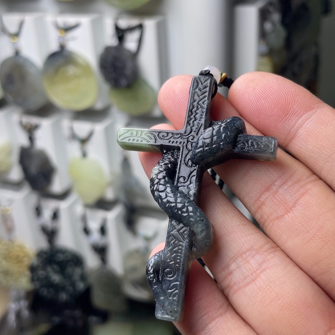 难***遇岫玉未镶嵌颈饰十字架