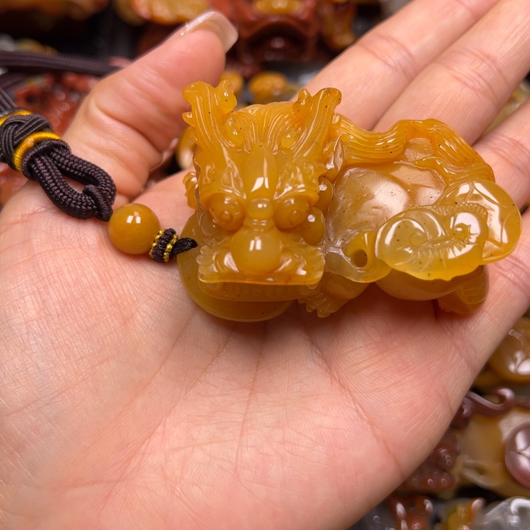 石英质玉（黄龙玉）未镶嵌颈饰