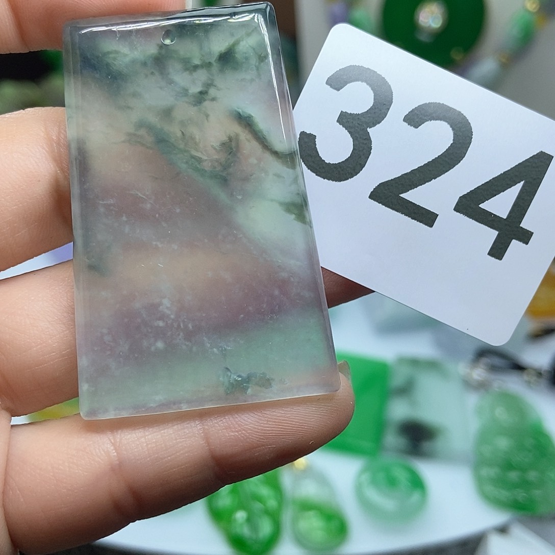 翡翠吊坠(赠链)未镶嵌