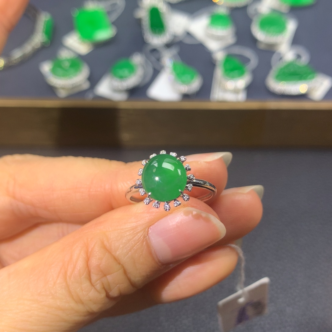 翡翠戒指18K金镶嵌翡翠