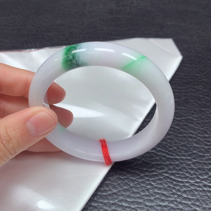 翡翠手镯未镶嵌。