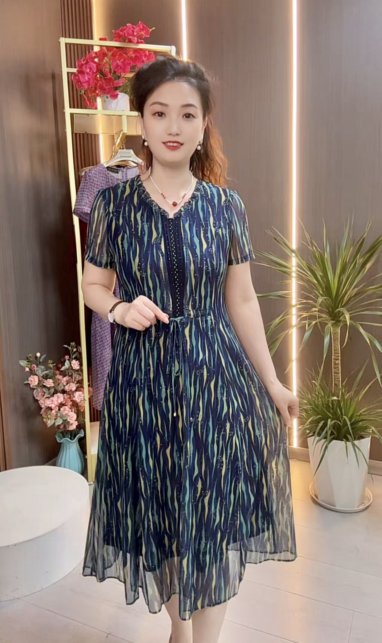 8103夏季花边领短袖气质款短袖连衣裙时尚飘逸款中长裙