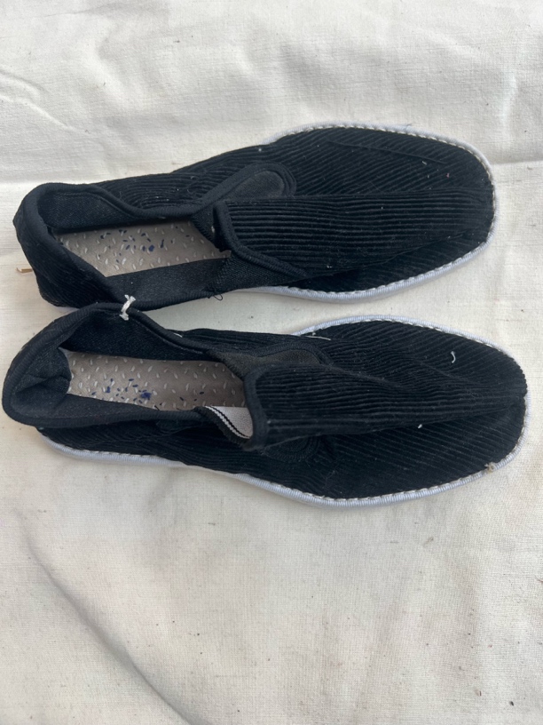 奶奶辈做纯手工老布鞋