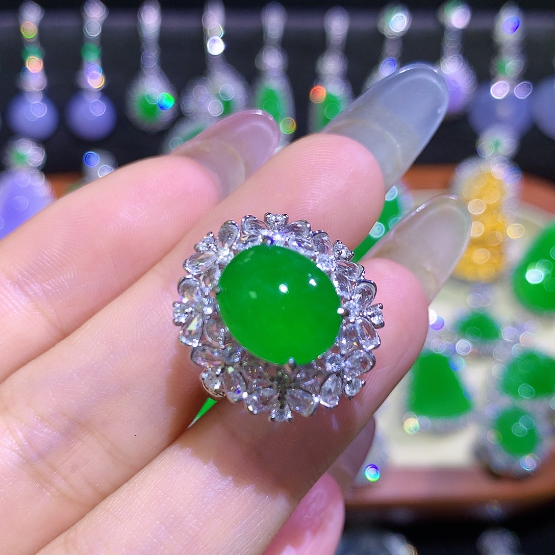 18K金镶嵌戒指翡翠高冰满绿