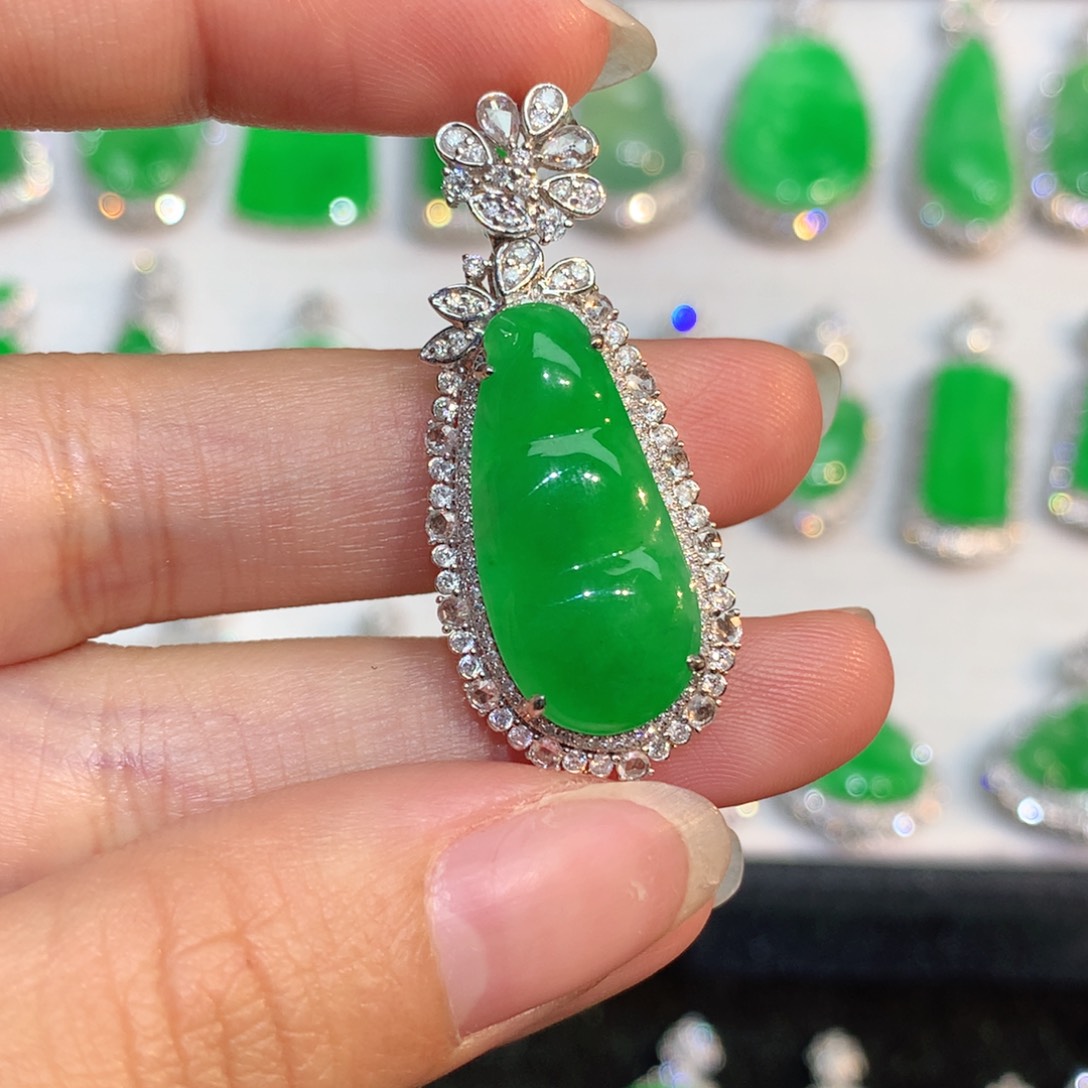 翡翠颈饰18K金镶嵌李*寒翡翠