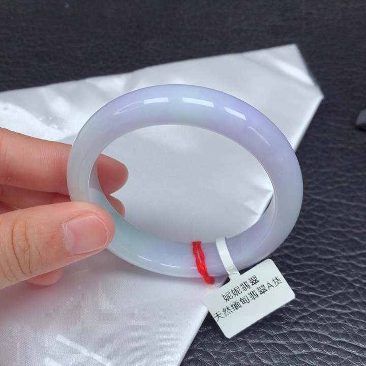 翡翠手镯未镶嵌。
