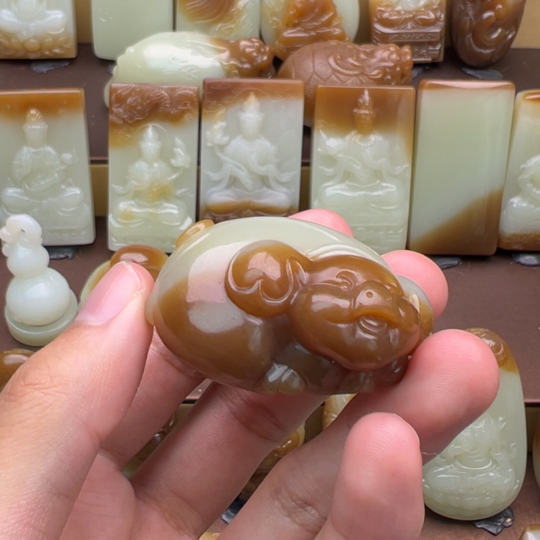 V***仔和田玉（糖玉）未镶嵌颈饰