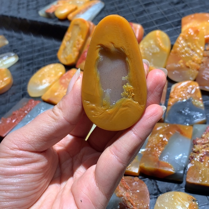 石英质玉（黄龙玉）未镶嵌颈饰