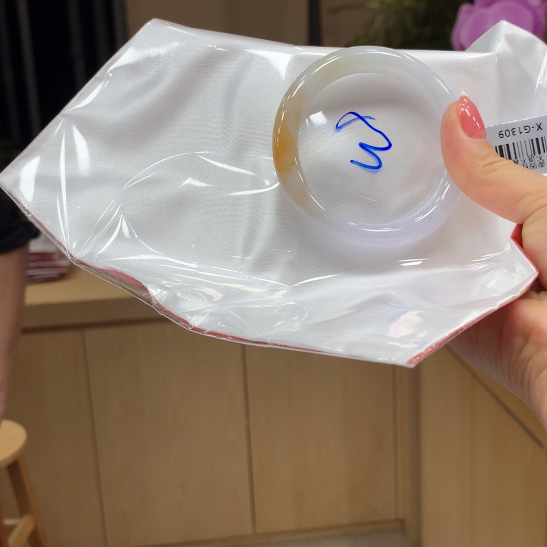 翡翠手镯未镶嵌不退不换