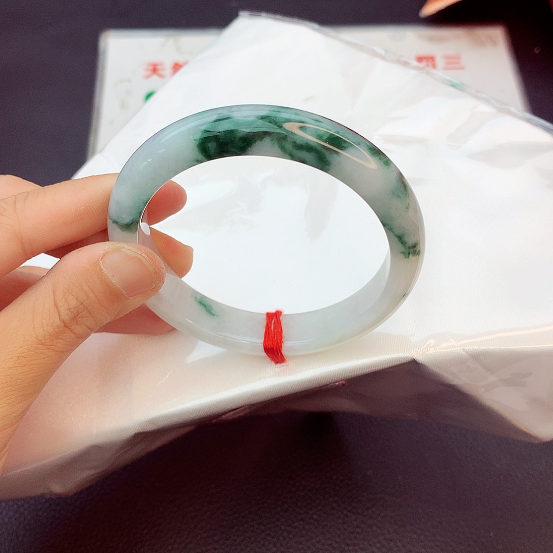 翡翠手镯未镶嵌翡翠