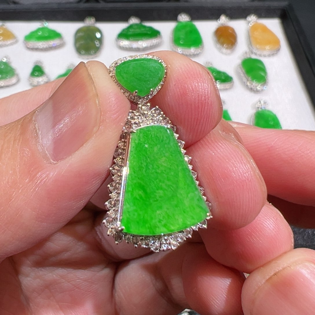 【闪购商品】翡翠吊坠(不含链)18K金镶嵌