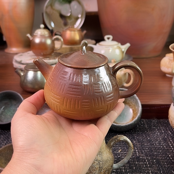 柴烧雕刻回纹泡茶壶