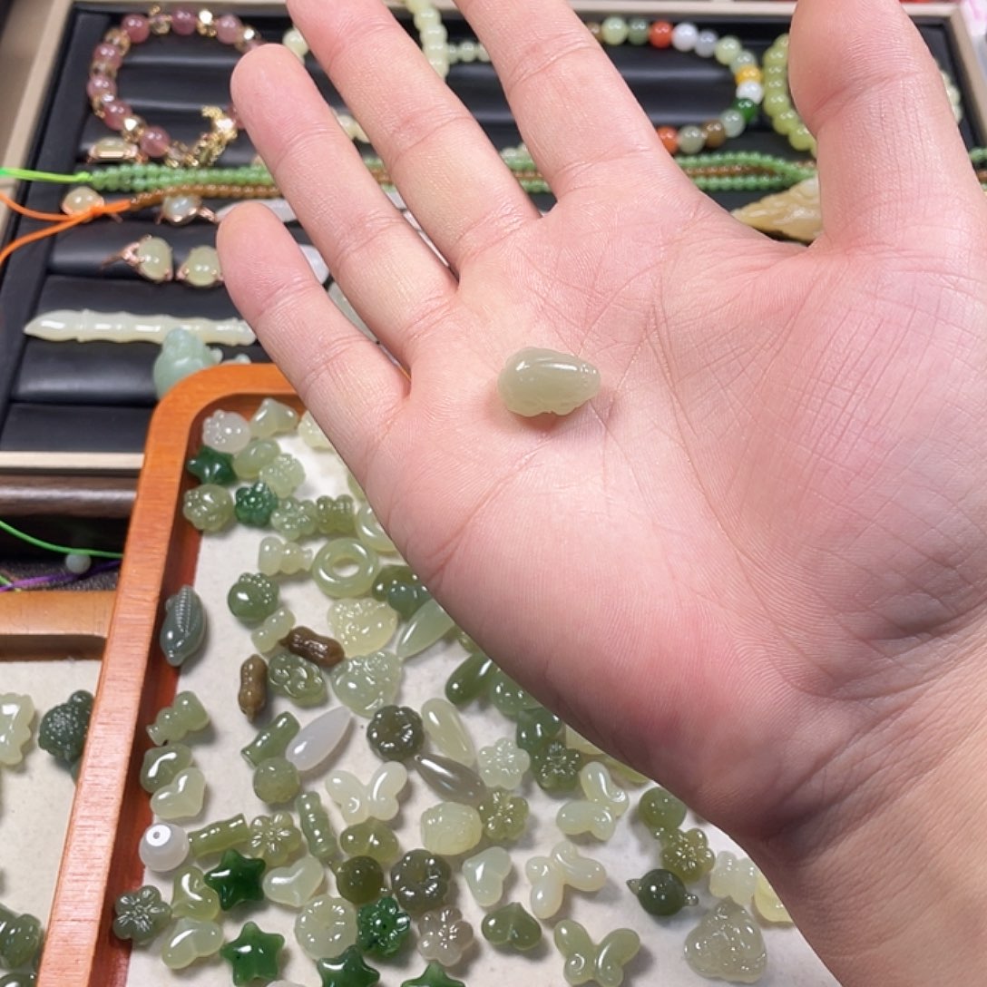 财***儿和田玉未镶嵌颈饰