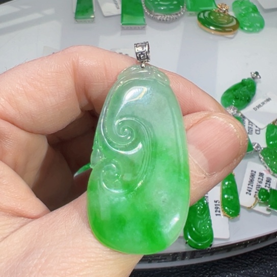 颈饰18K金镶嵌翡翠