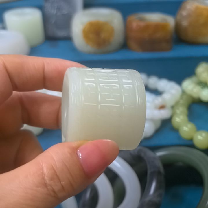 和田玉颈饰未镶嵌马**酒