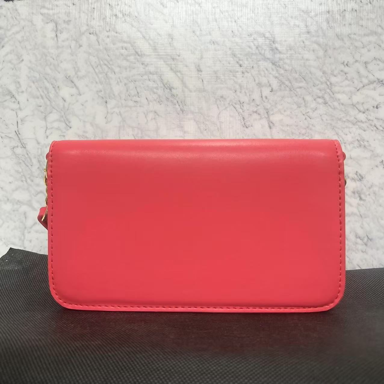 HM582  25新款时尚休闲梅红色单肩腋下包