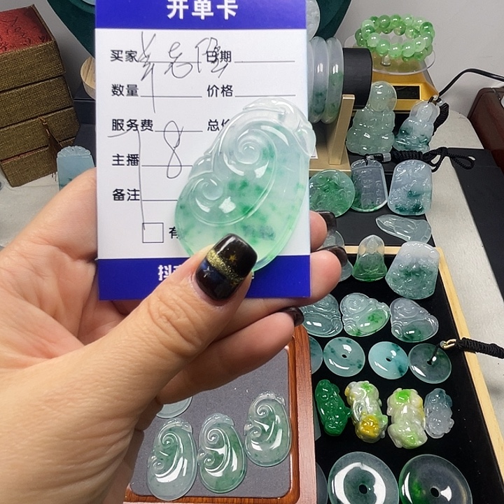 羊***猴翡翠未镶嵌颈饰如意