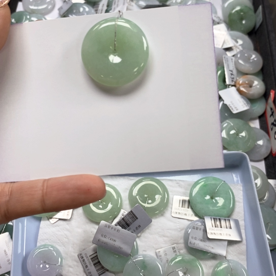 翡翠颈饰未镶嵌平安扣