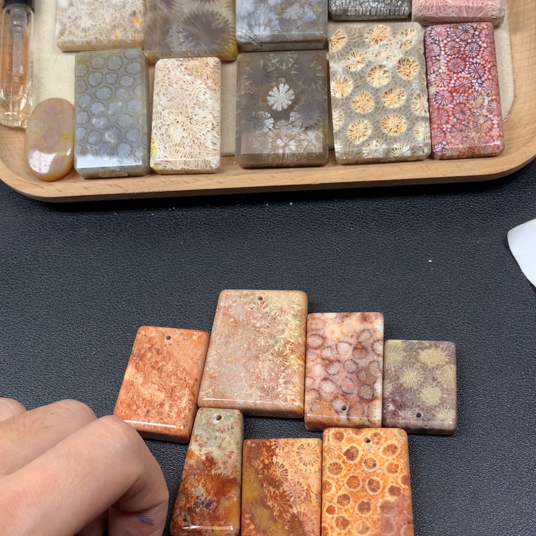 又***了硅化珊瑚（珊瑚玉）未镶嵌珠宝奇石