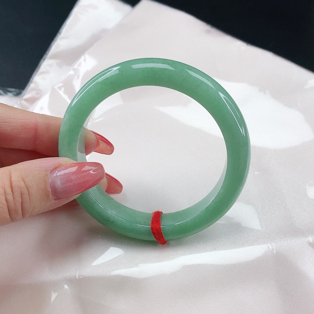 翡翠手镯未镶嵌翡翠195
