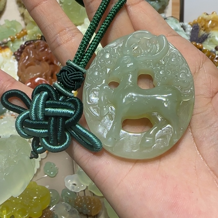 蛇纹石玉吊坠合金