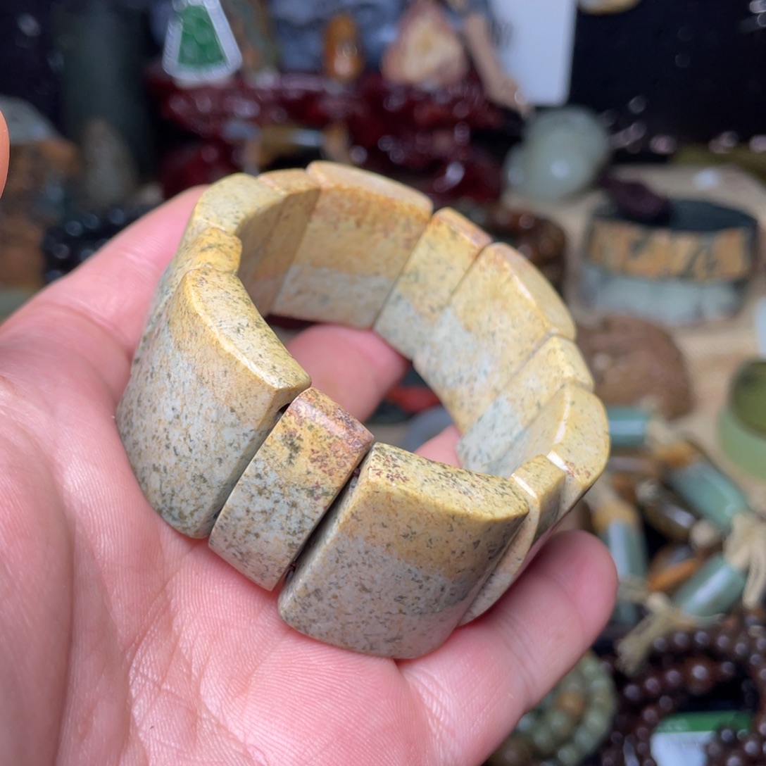 颈饰未镶嵌岫岩河磨玉（透闪石质玉）