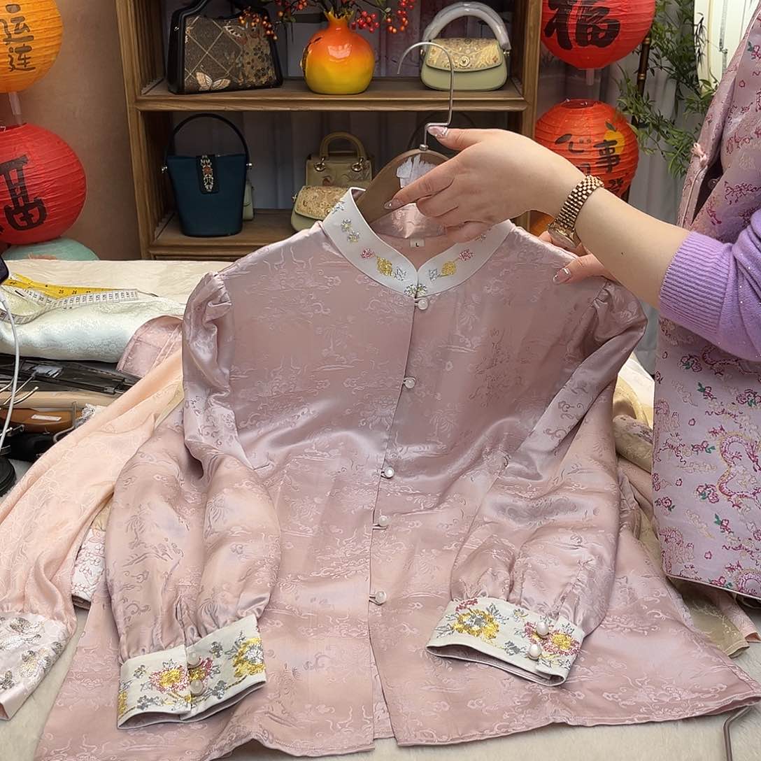 刺绣真丝衬衫带绣口花L码