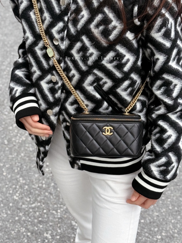 95新 Chanel/香奈儿 香奈儿黑金长盒子珐琅徽章化妆斜挎包 芯片款