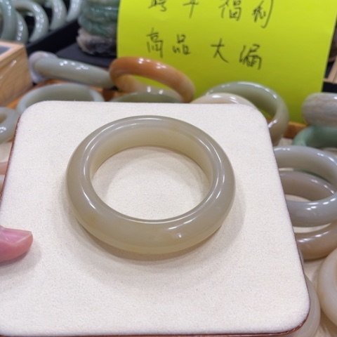 未镶嵌手镯石英质玉