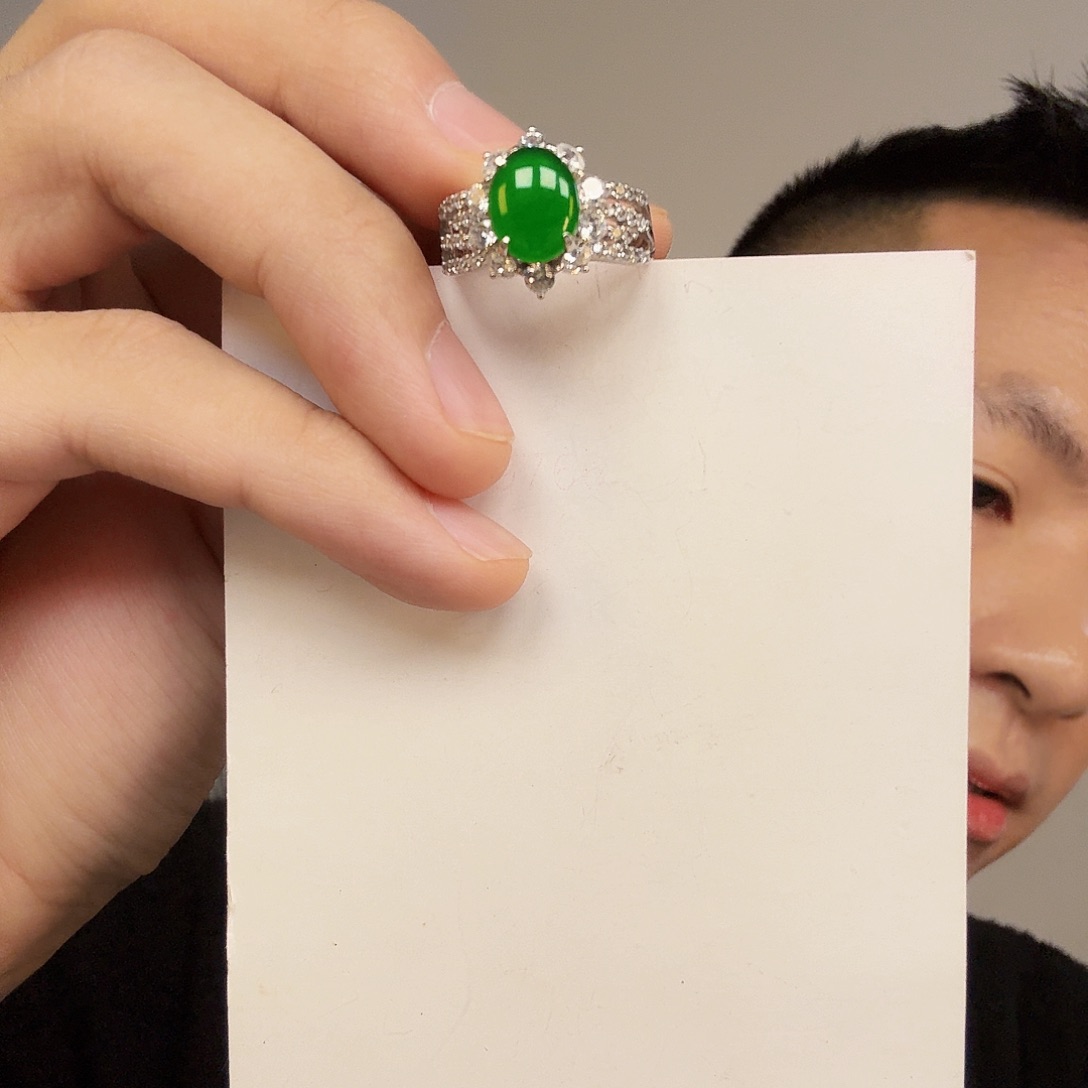 翡翠未镶嵌颈饰一件