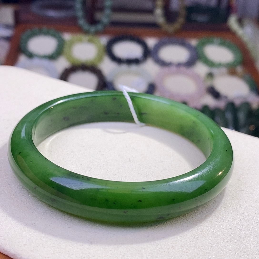 颈饰未镶嵌和田玉56.8碧玉老料冰底菠菜绿手镯