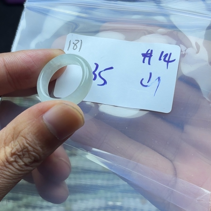 颈饰未镶嵌翡翠戒指