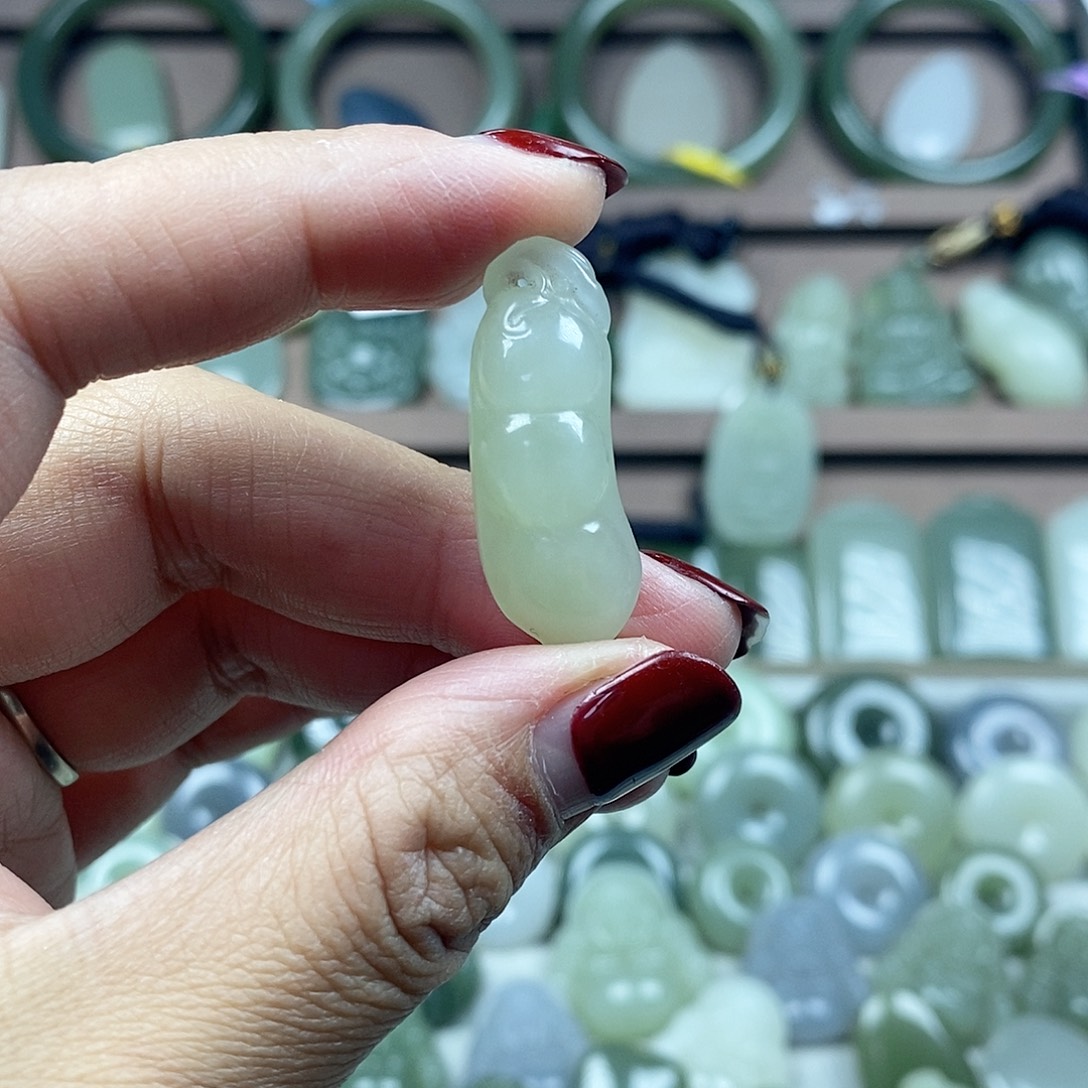 和田玉未镶嵌颈饰福豆