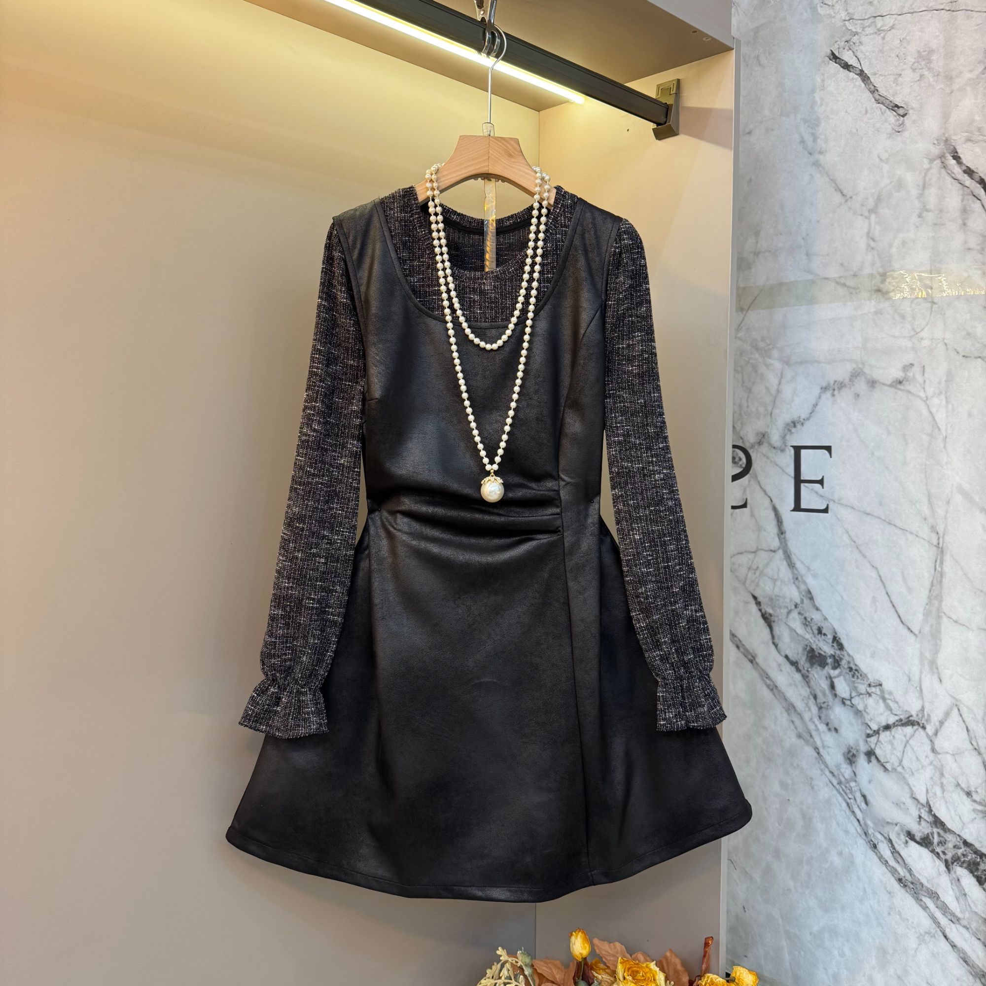 2025时尚轻奢气质复古欧货洋气减龄遮肉显瘦内搭+吊带裙套装7563