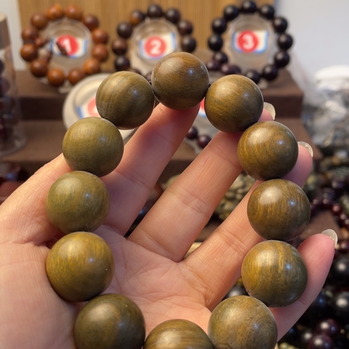 维腊木（绿檀）富**子