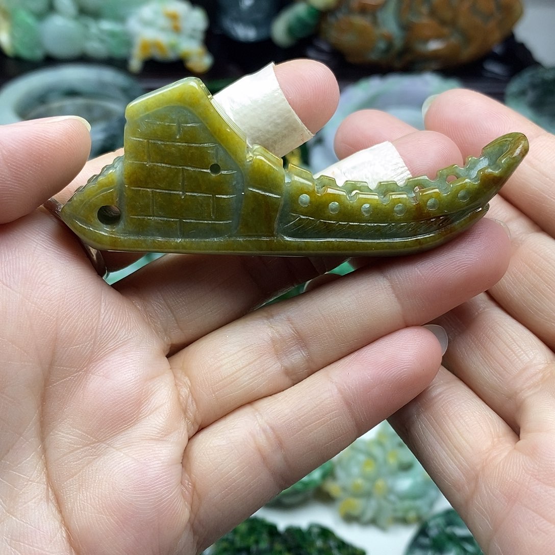 颈饰未镶嵌翡翠摆件