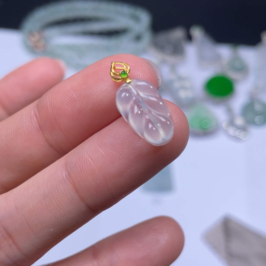 翡翠颈饰18K金镶嵌叶子