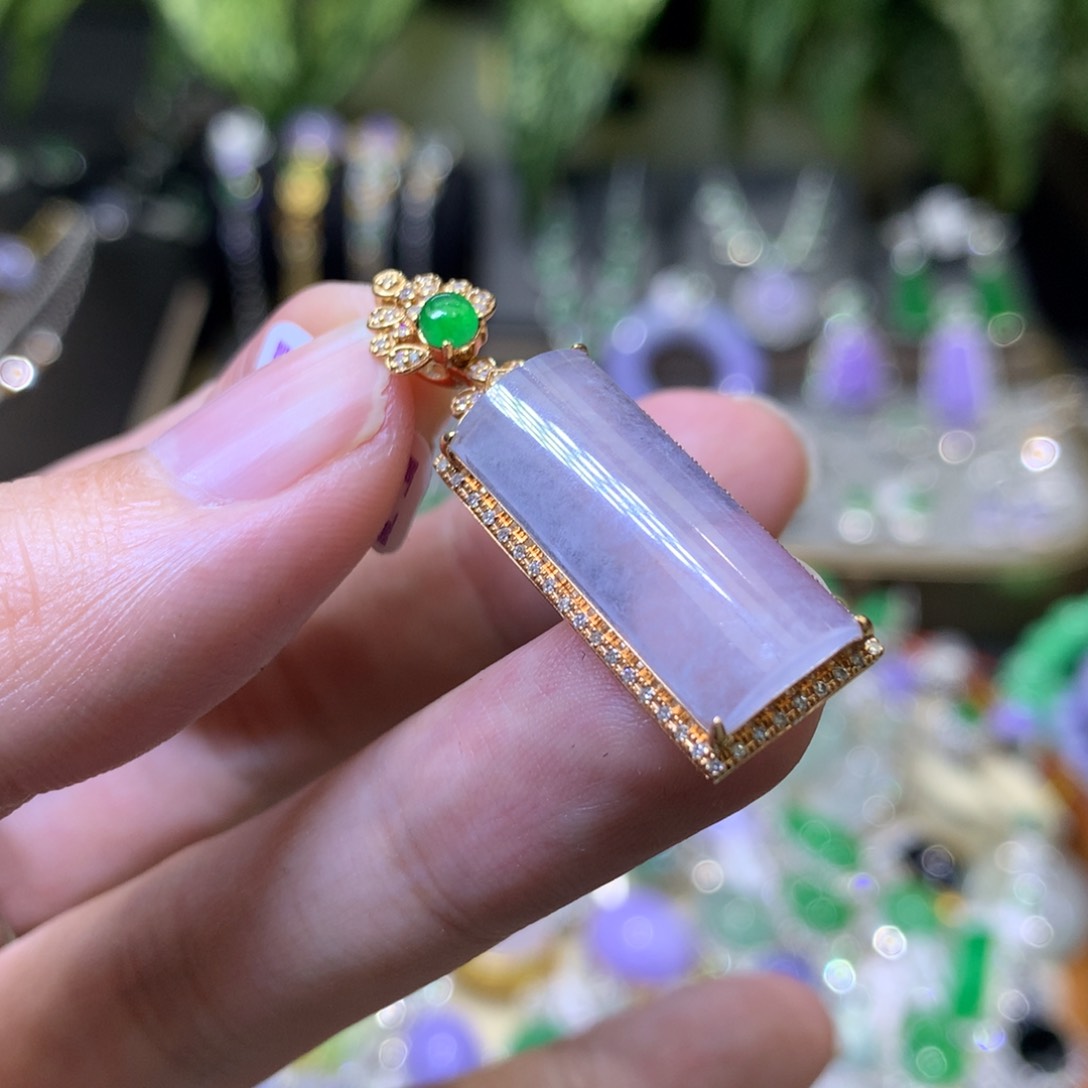 颈饰18K金镶嵌翡翠