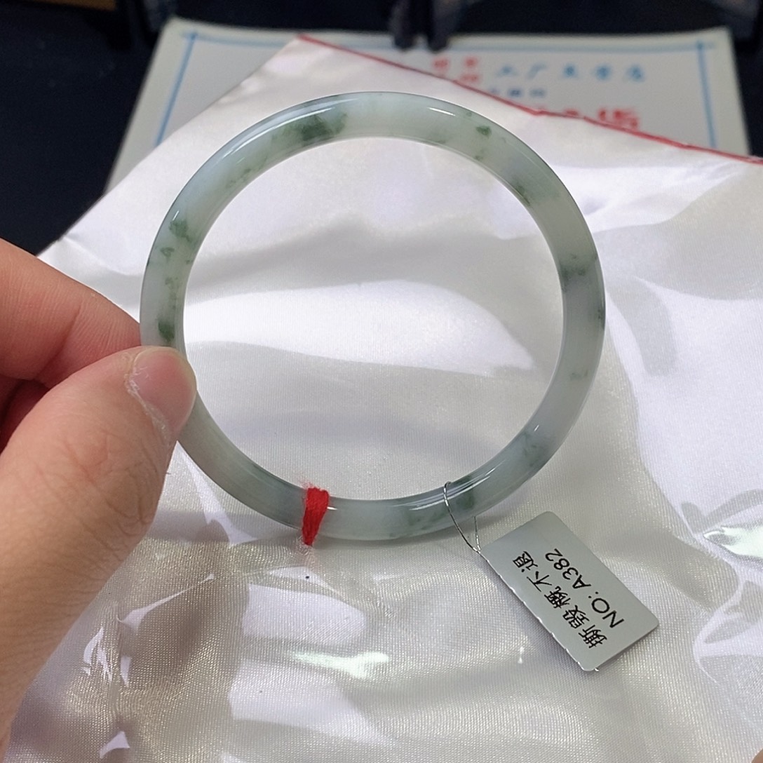 翡翠未镶嵌手镯（圆镯）