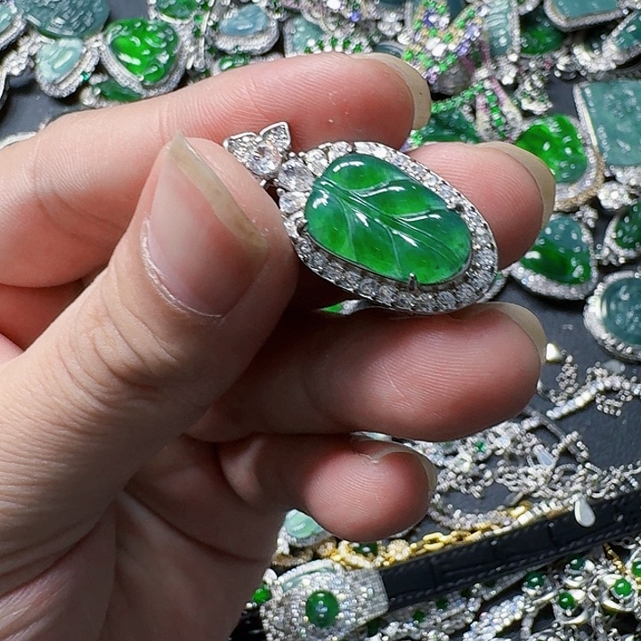 翡翠颈饰未镶嵌天然A货翡翠放漏