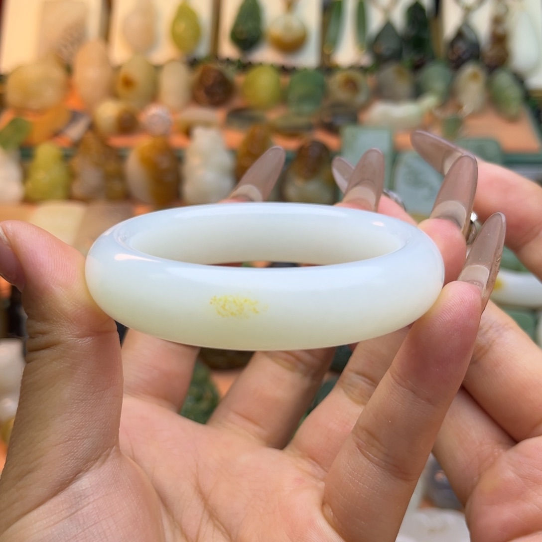 和田玉颈饰未镶嵌盐****）