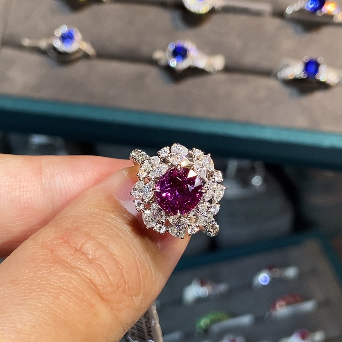 彩色蓝宝石戒指18K金镶嵌2.03克拉