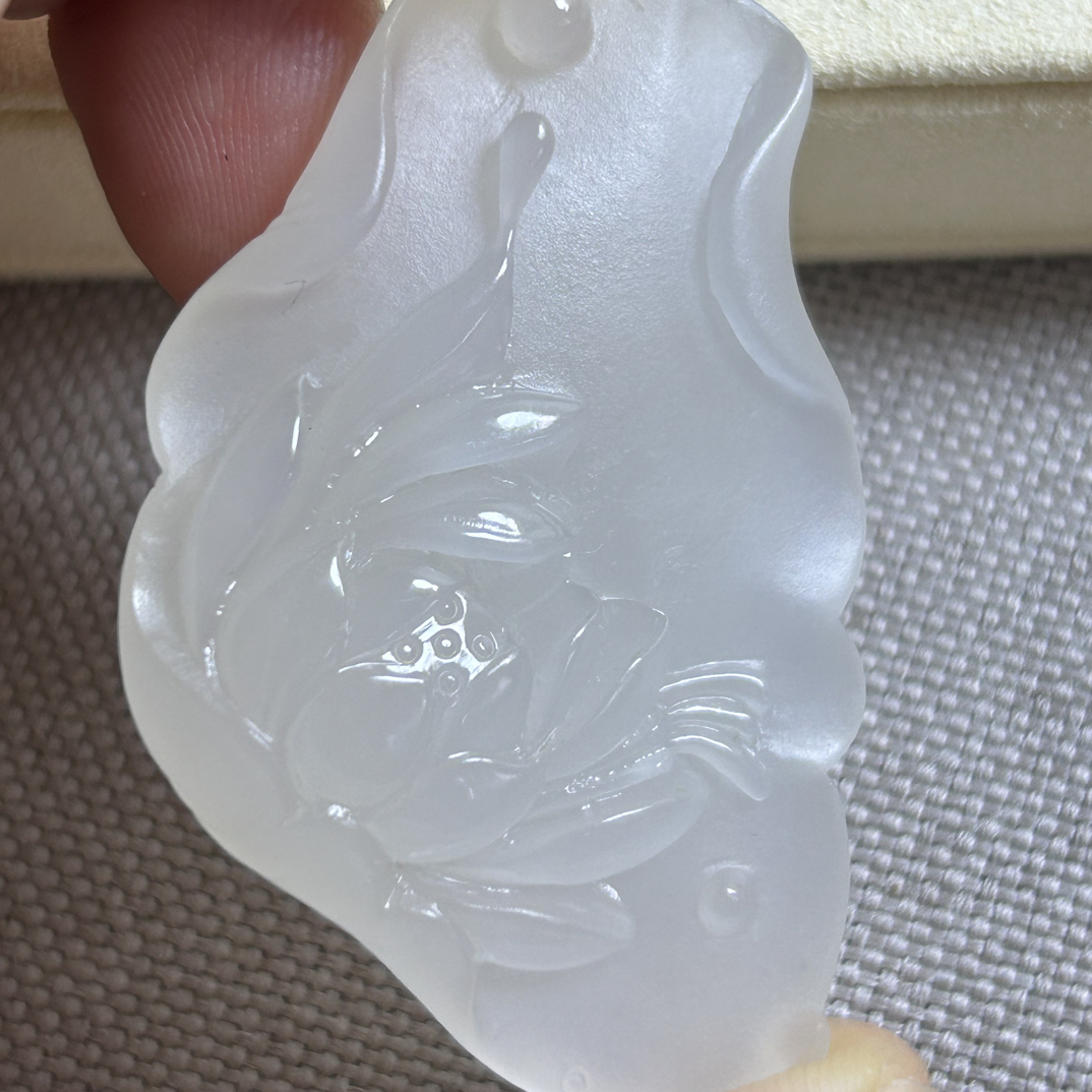 天然和田玉随型藕粉莲花牌，手工雕刻更灵动有生机，可过眼过灯